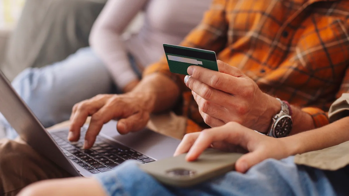 Warnung vor Fakeshops: Familie sitzt mit Kreditkarte vor einem Laptop