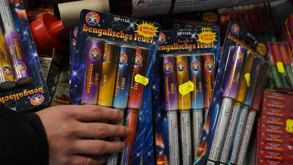 Jemand kauft Feuerwerkskörper