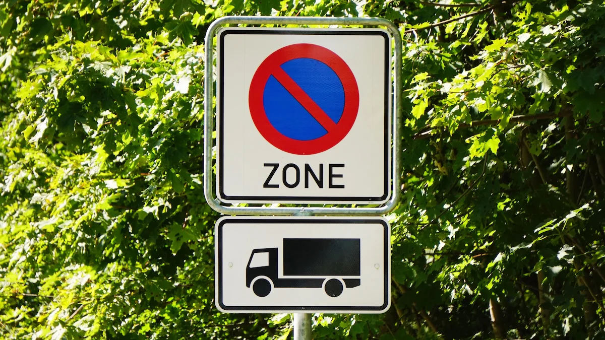 Schild zeigt Halteverbotszone an, mit Ausnahme für LKW