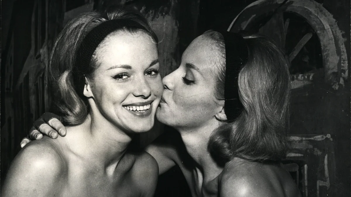 Alice und Ellen Kessler in jungen Jahren in Paris