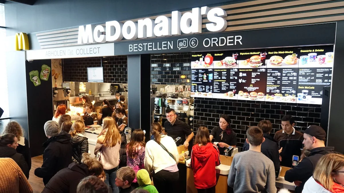 Volles Restaurant der Fast-Food-Kette McDonald's