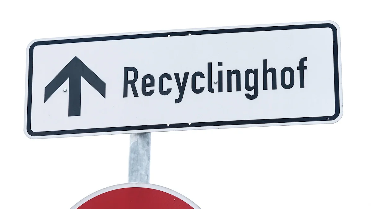 Mülltrennung Symbolbild: Schild weist den Weg zu einem Recyclinghof