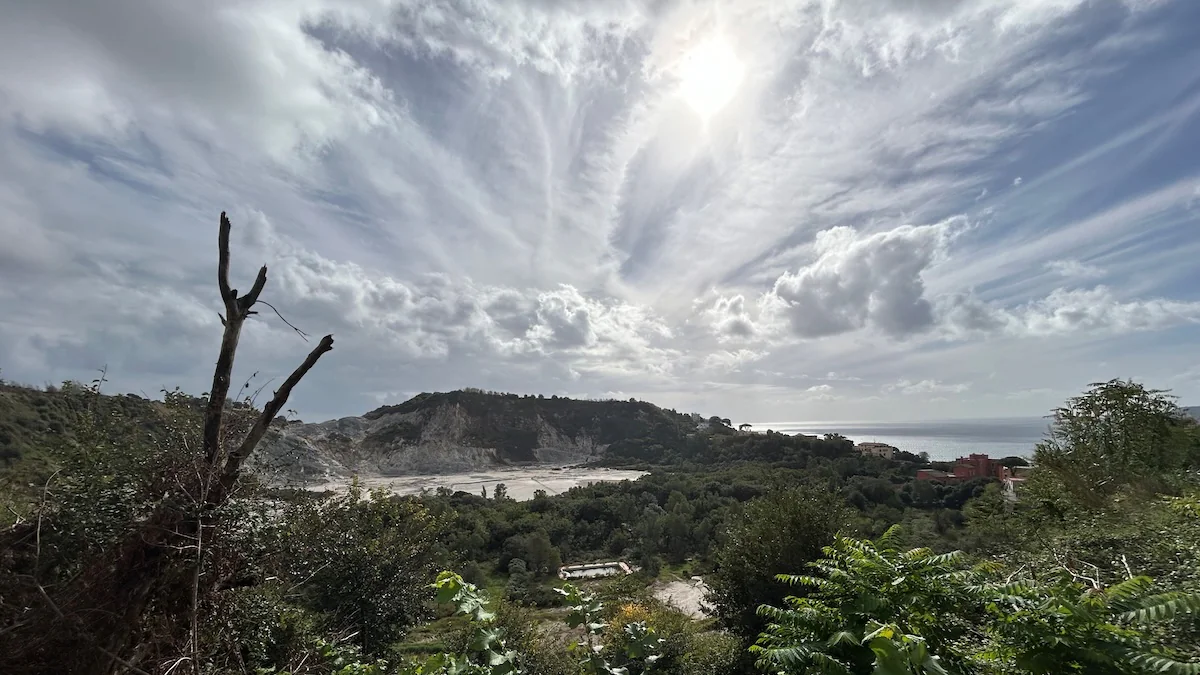 Das Vulkanfeld Solfatara in der Kleinstadt Pozzuoli im Westen der italienischen Millionenmetropole Neapel