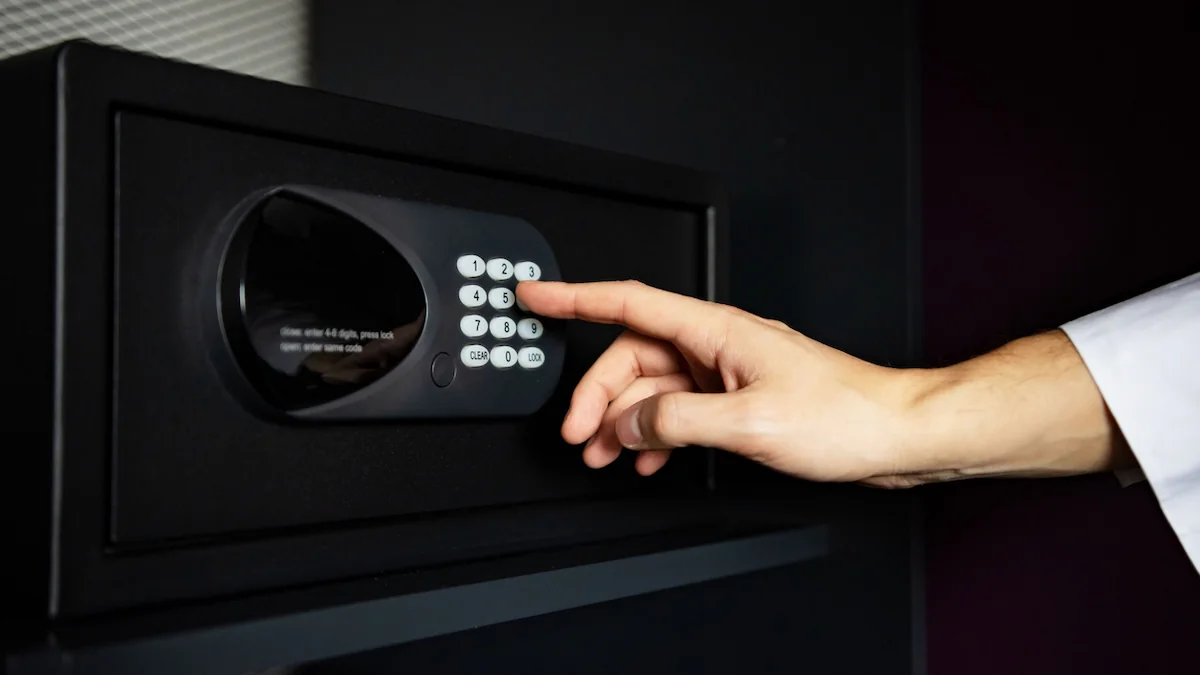 Frauenhand greift nach dem Nummernfeld eines Hotelsafes