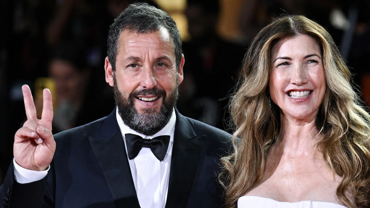 Schauspieler Adam Sandler im Smoking mit seiner Frau