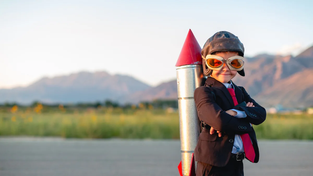 Kinder als „Sinnfluencer“: Kleiner Junge mit einer Fliegerbrille und einer Rakete auf dem Rücken