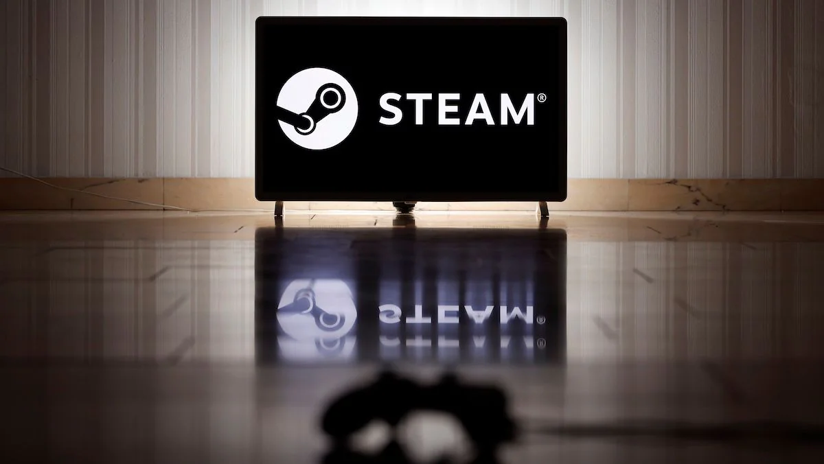 Valve stellt Steam Machine vor: Logo der Plattfor,m Steam auf einem Fernseher, davor liegt ein Gaming-Controller