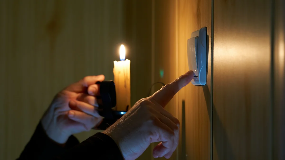 Stromausfall: Hand hält eine Kerze neben einen Lichtschalter