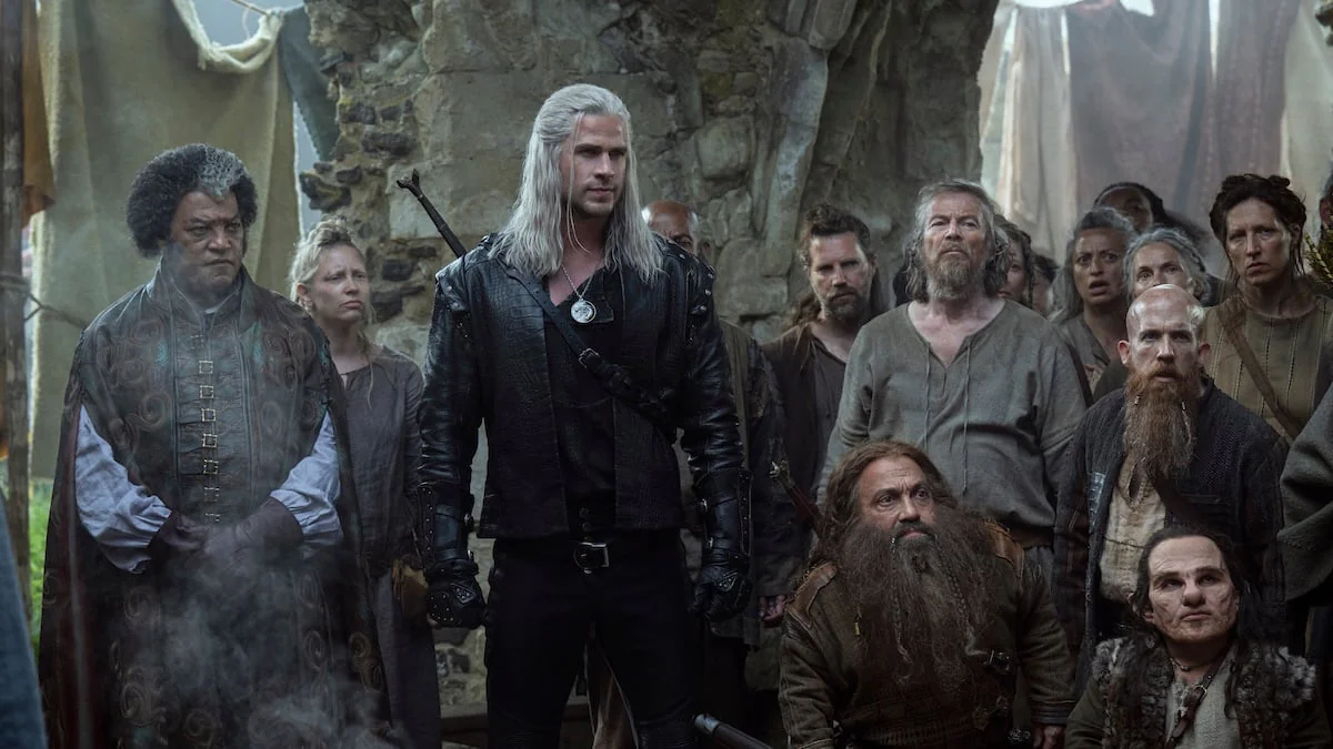 Szene aus der Netflix-Serie „The Witcher mit Liam Hemsworth und vielen weiteren Cast-Mitgliedern