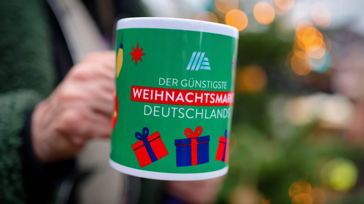 Grüne Tasse mit Schriftzug vom Aldi Weihnachtsmarkt