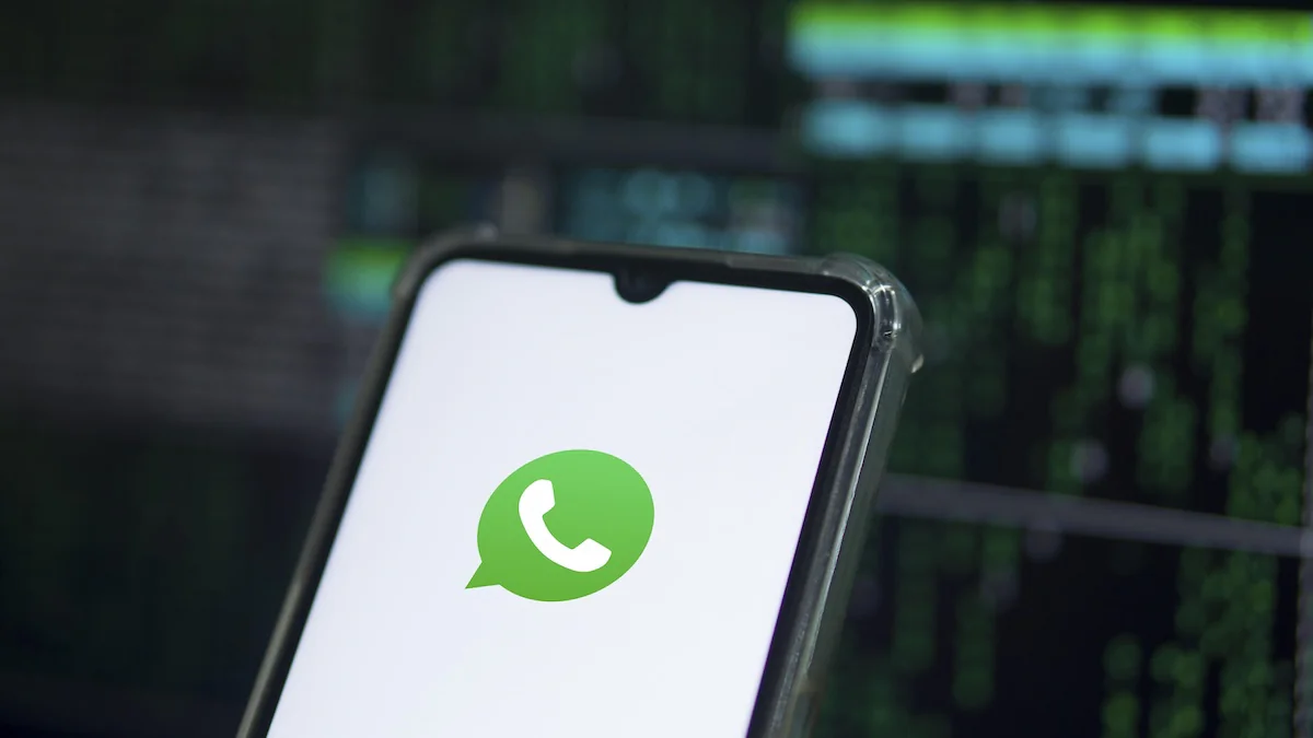 WhatsApp-Logo auf einem Smartphone