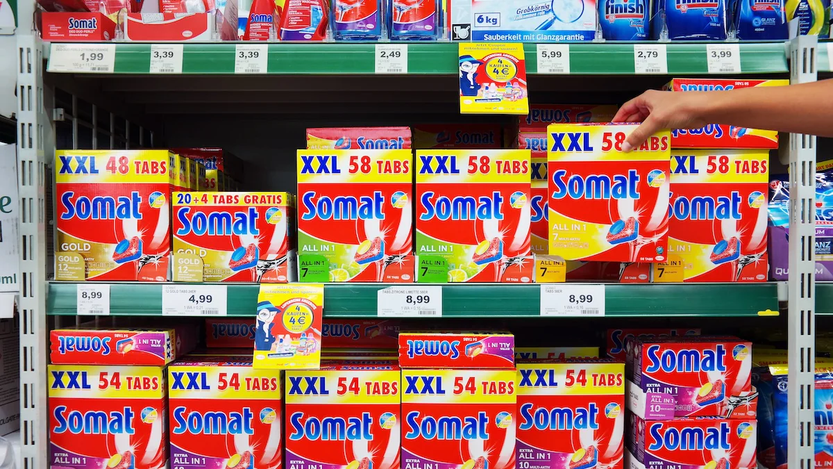 Waschmittelpackungen von normal groß bis XXL in einem Supermarktregal