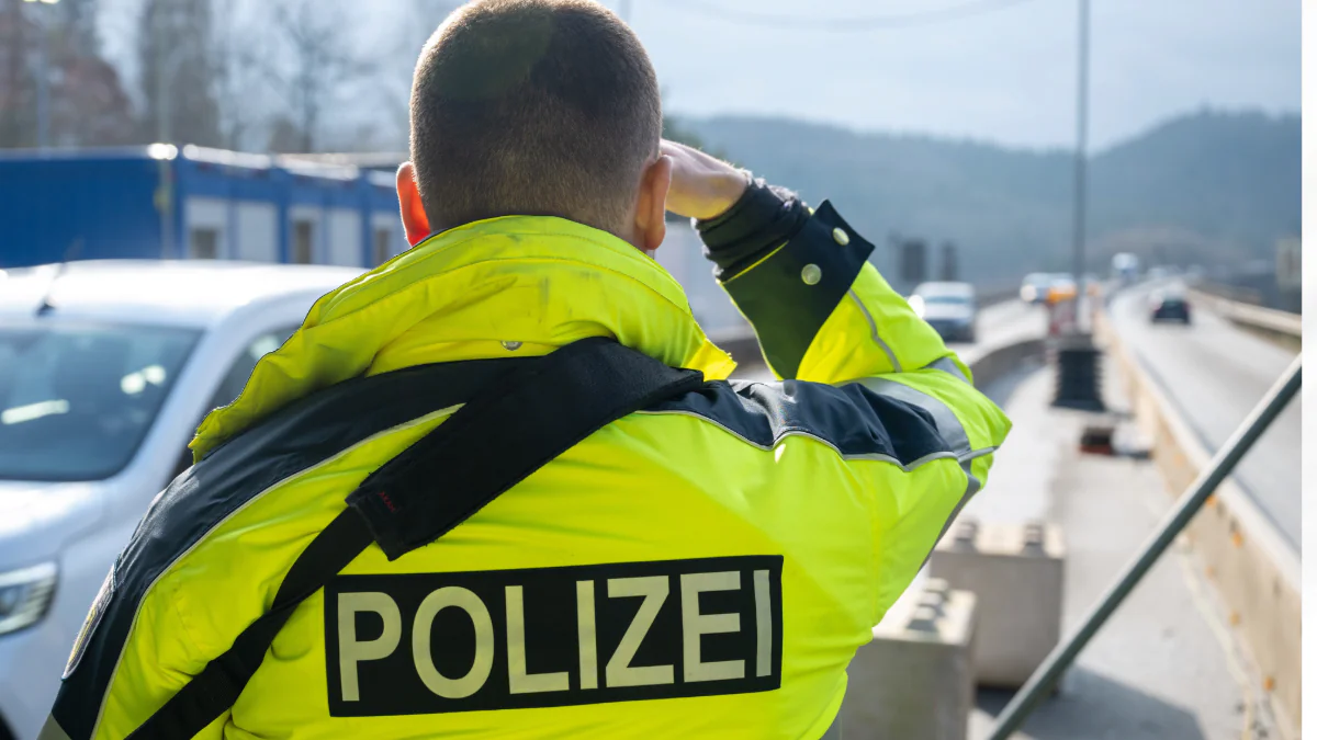 abgetrennte-haende-auf-autobahn