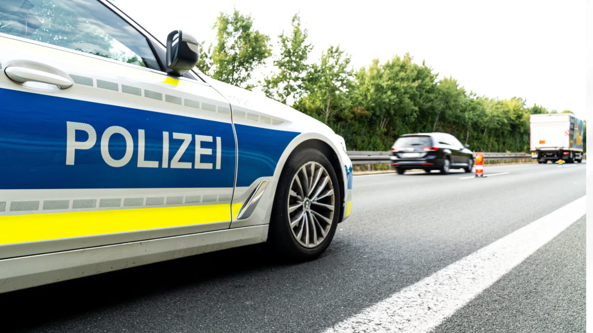 Ihr Baby wurde vor Kloster abgesetzt: Polizei entdeckt abgetrennte Hände einer Frau auf der Autobahn