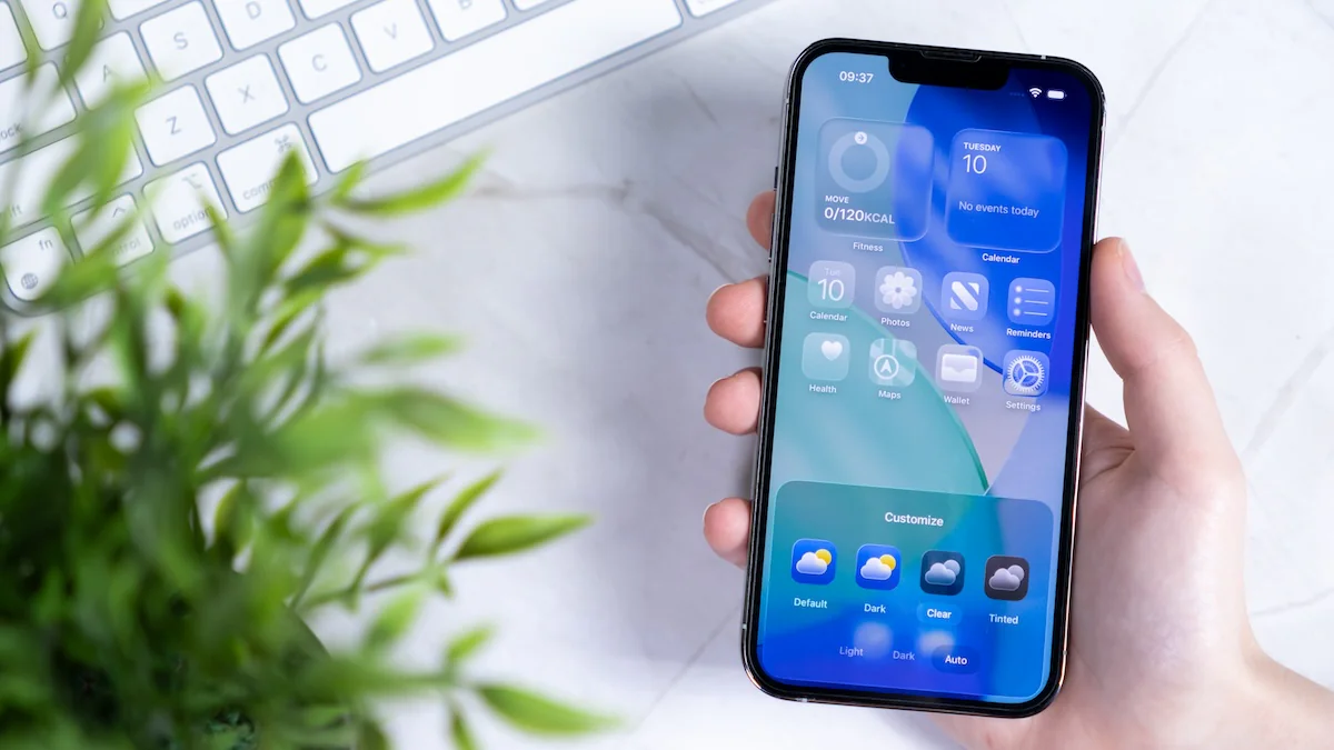iPhone mit Liquid Glass unter iOS 26.1