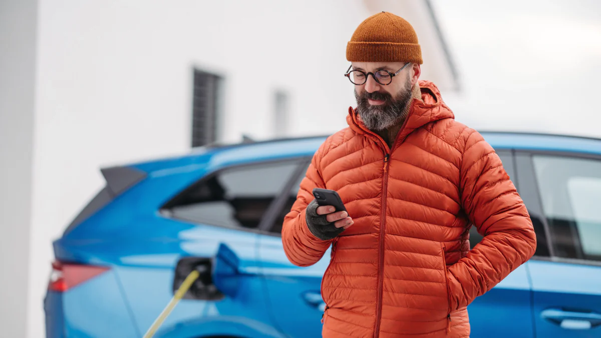 Experten warnen: Wer mit Winterjacke ins Auto steigt, setzt sich Gefahr aus