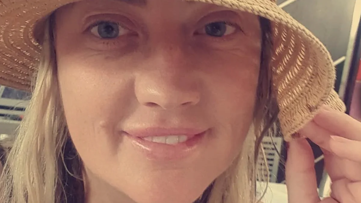 Nach günstiger Zahn-OP in der Türkei: Frau muss sich Zähne selbst einkleben und ist entstellt