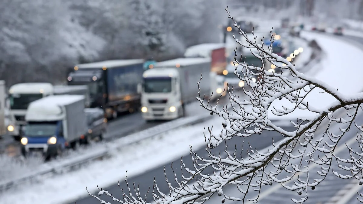 Abfahrverbot in Österreich, Tirol, im Winter: Autos stehen bei Schnee im Stau