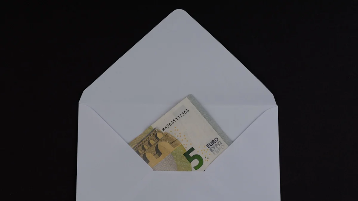 5 Euro Bargeld in einem Briefumschlag