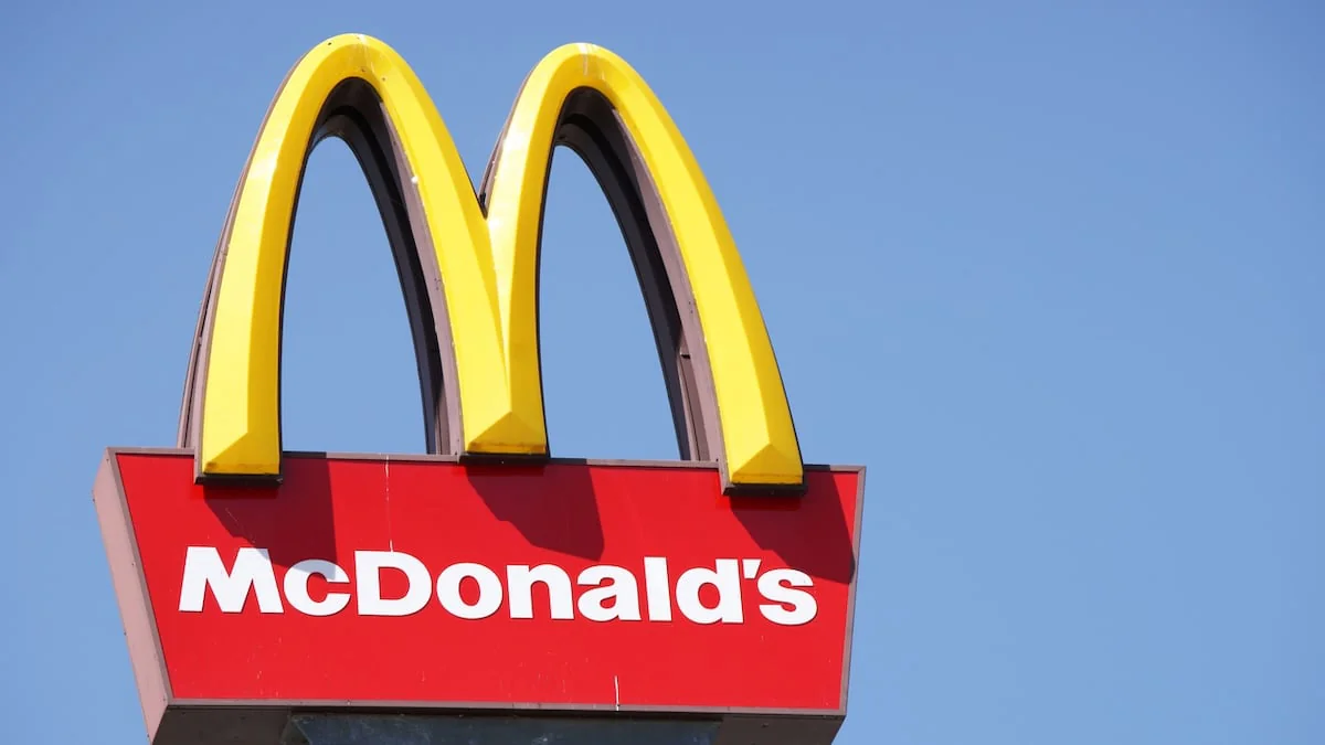 McDonald’s-Logo vor blauem Himmel
