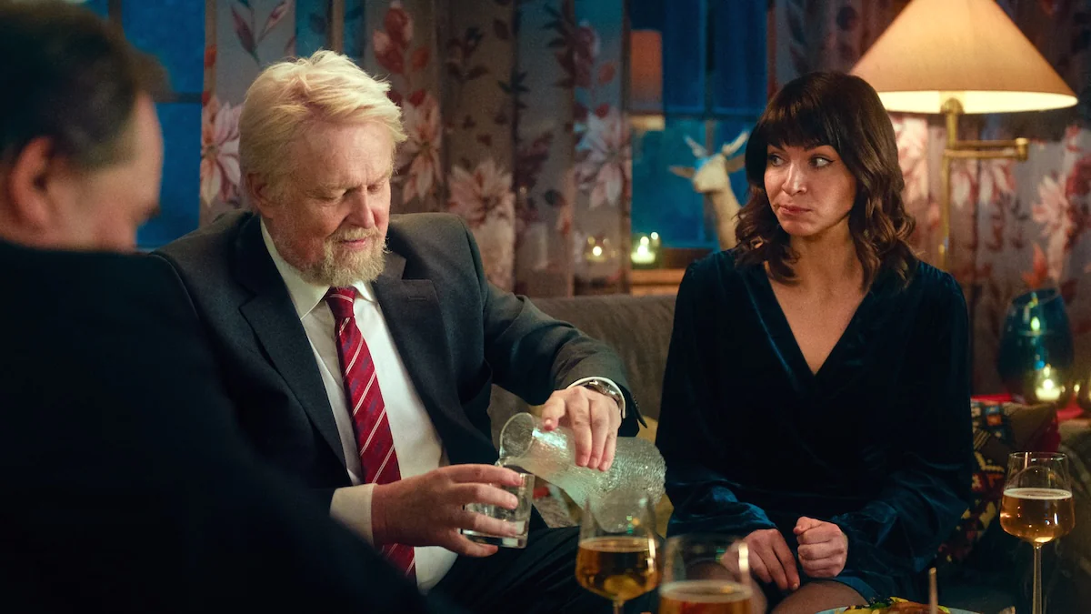 Johanne und ihr Vater beim Weihnachtsessen in der Netflix-Serie „Weihnachten zu Hause“