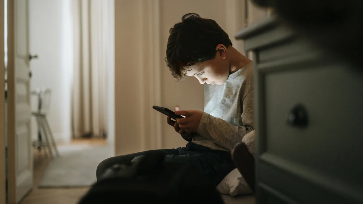 LKA warnt vor Taschengeld-Treffen: Junge schaut vornübergebeugt auf seine Smartphone