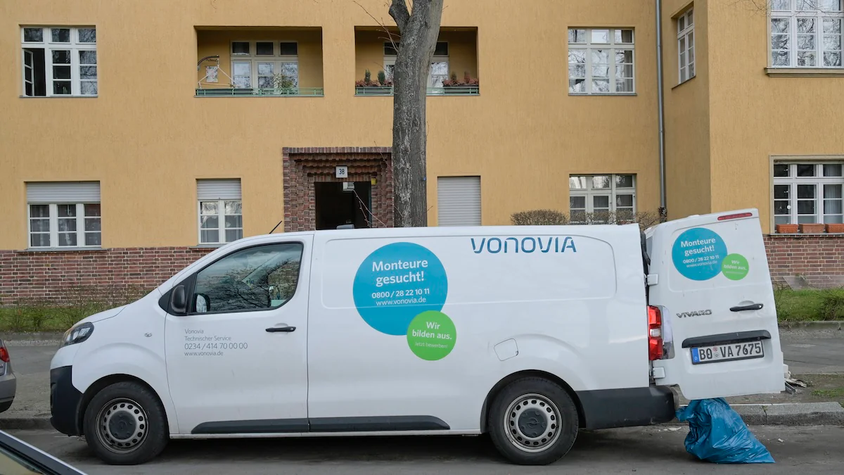 Vonovia-Auto vor einem gelben Wohnhaus, Kreuznacher Straﬂe, Rheingauviertel, Berlin