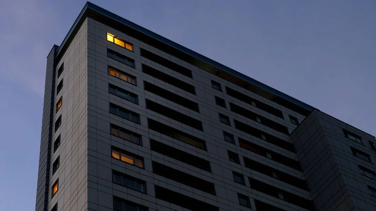 Hochhaus der Vonovia in Berlin im Dunkeln, einige Fenster sind erleuchtet