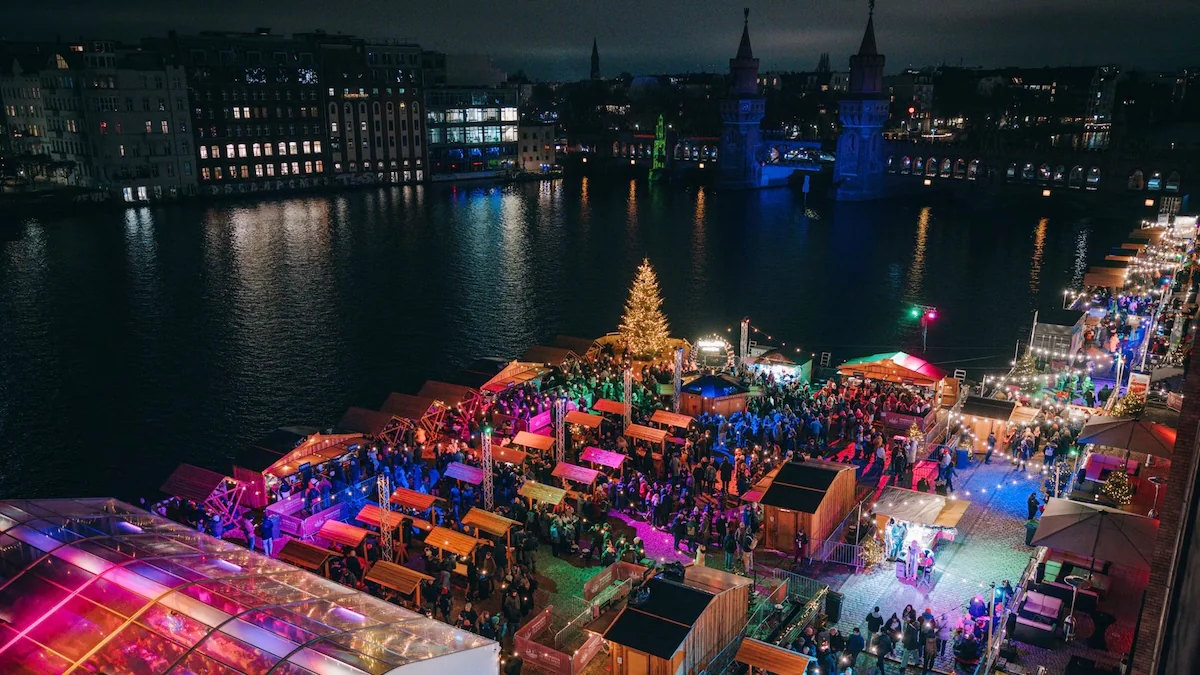 Weihnachtsmarkt an der Spree bei Nacht von schräg oben